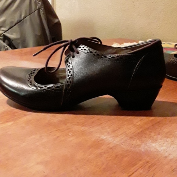 Taos brown wing tip granny style shoes. - Picture 2 of 6